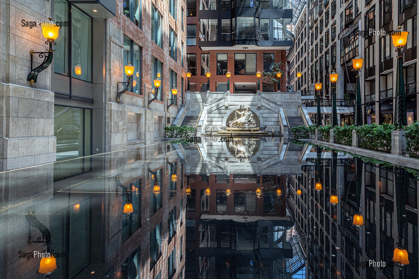 INTERIEUR DU CENTRE DE COMMERCE MONDIAL, CENTRE COMMERCIAL MODERNE, RUE DU SQUARE VICTORIA, MONTREAL, QUEBEC, CANADA 