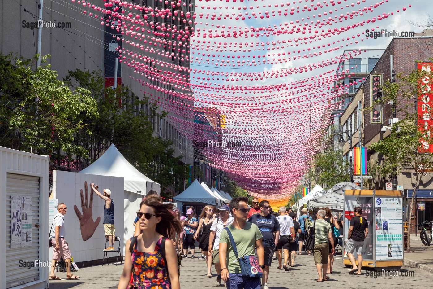 QUARTIER DU VILLAGE GAY RESERVE AUX PIETONS EN ETE AVEC SES DECORATIONS AUX COULEURS DE L'ARC-EN-CIEL, RUE SAINTE-CATHERINE, MONTREAL, QUEBEC, CANADA 