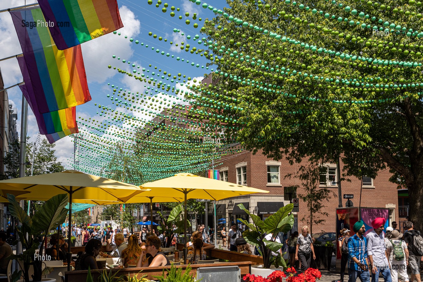 TERRASSE DE CAFE, QUARTIER DU VILLAGE GAY RESERVE AUX PIETONS EN ETE AVEC SES DECORATIONS AUX COULEURS DE L'ARC-EN-CIEL, RUE SAINTE-CATHERINE, MONTREAL, QUEBEC, CANADA 