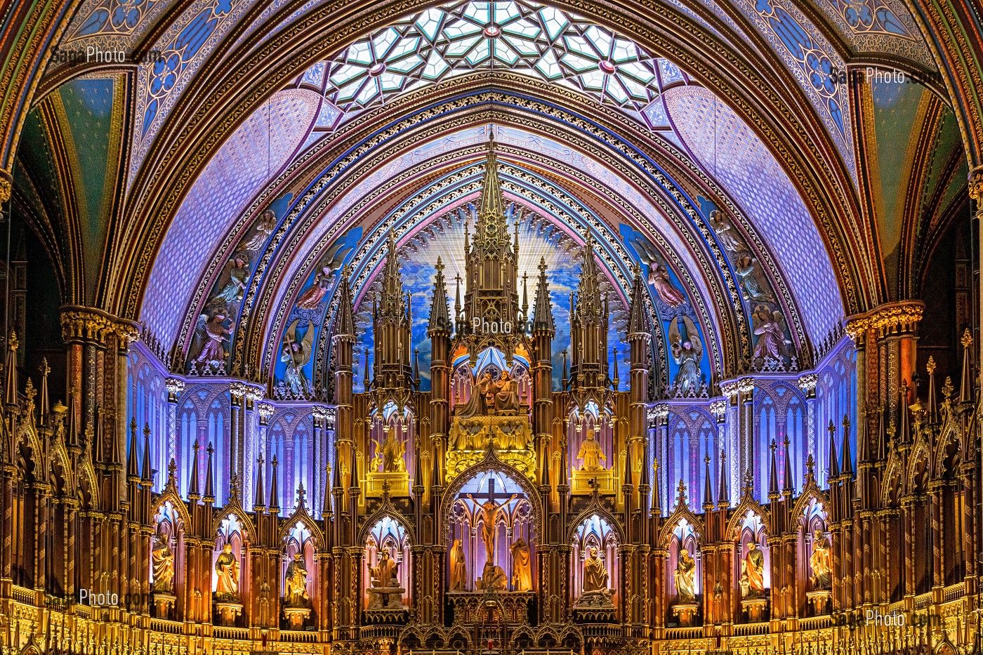 LE SANCTUAIRE ET LE RETABLE DU CHOEUR DE LA BASILIQUE NOTRE-DAME DE MONTREAL, MONTREAL, QUEBEC, CANADA 