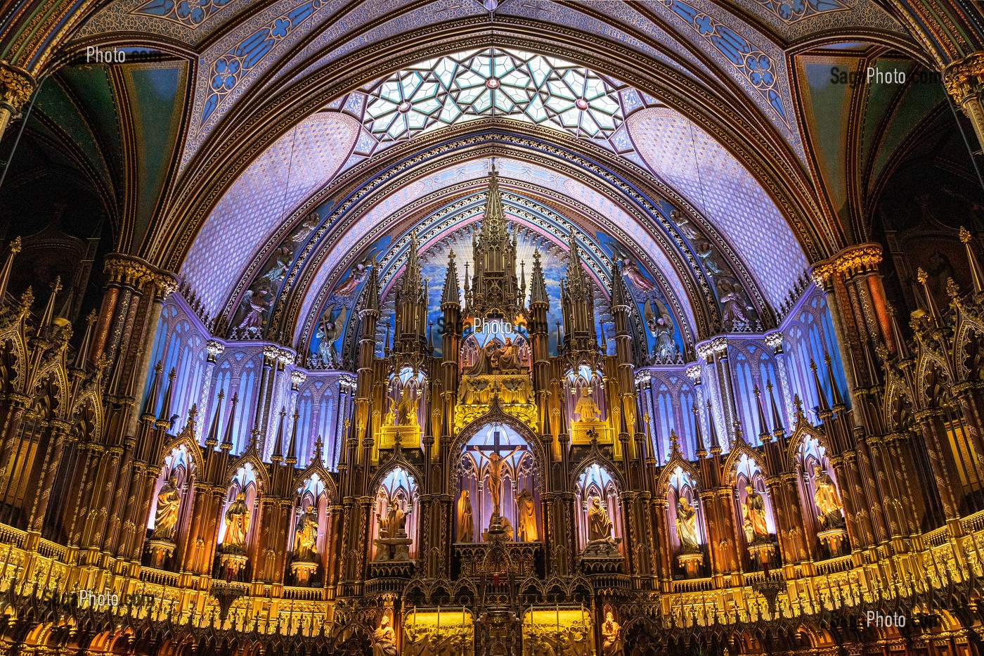 LE SANCTUAIRE ET LE RETABLE DU CHOEUR DE LA BASILIQUE NOTRE-DAME DE MONTREAL, MONTREAL, QUEBEC, CANADA 