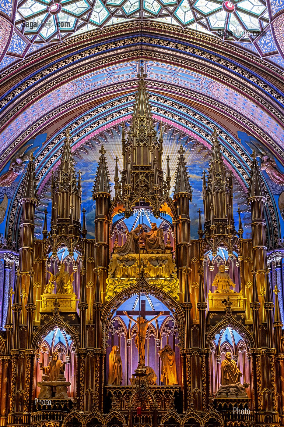 LE SANCTUAIRE ET LE RETABLE DU CHOEUR DE LA BASILIQUE NOTRE-DAME DE MONTREAL, MONTREAL, QUEBEC, CANADA 