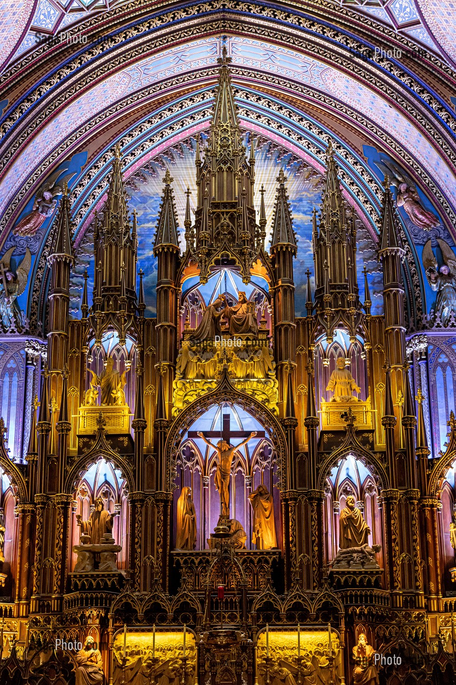 LE SANCTUAIRE ET LE RETABLE DU CHOEUR DE LA BASILIQUE NOTRE-DAME DE MONTREAL, MONTREAL, QUEBEC, CANADA 