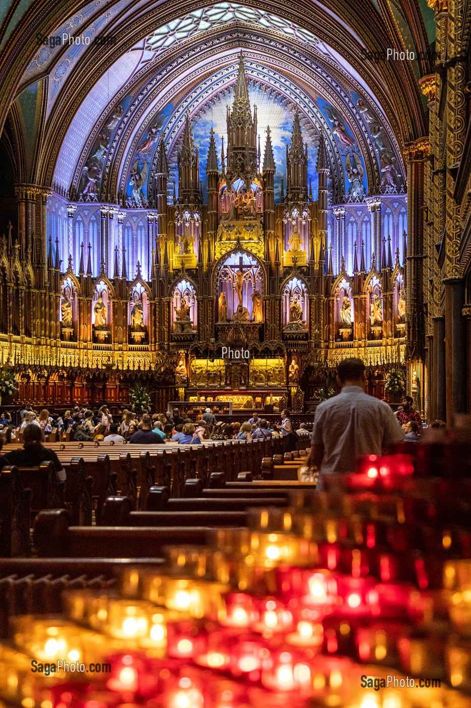 BOUGIES DEVANT LE SANCTUAIRE ET LE RETABLE DU CHOEUR DE LA BASILIQUE NOTRE-DAME DE MONTREAL, MONTREAL, QUEBEC, CANADA 