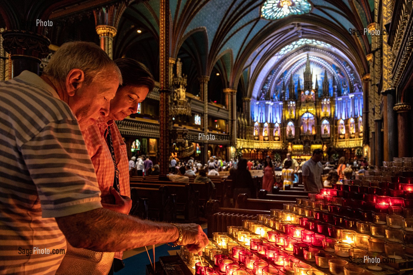 FIDELE ALLUMANT DES BOUGIES, BASILIQUE NOTRE-DAME DE MONTREAL, MONTREAL, QUEBEC, CANADA 