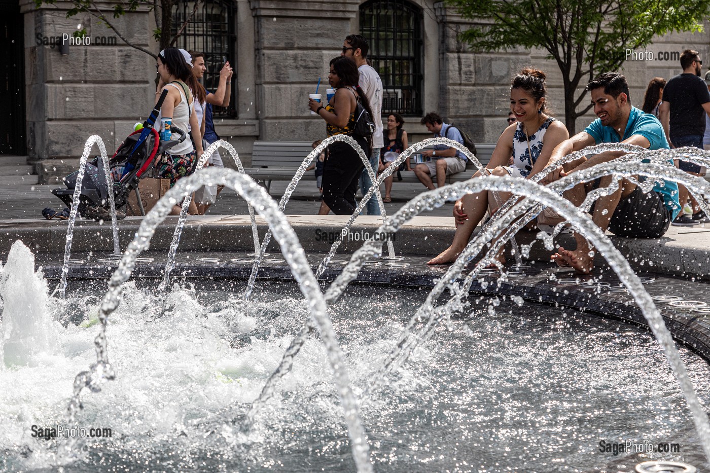 FONTAINE ET JEU D'EAU, PLACE VAUQUELIN, MONTREAL, QUEBEC, CANADA 