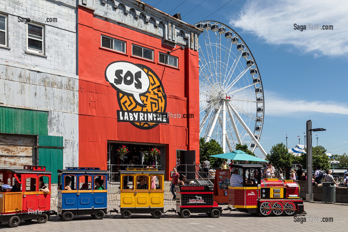 SOS LABYRINTHE, SALLE DE JEU COUVERTE ET PETIT TRAIN TOURISTIQUE AVEC LA GRANDE ROUE, PROMENADE DU VIEUX PORT, MONTREAL, QUEBEC, CANADA 