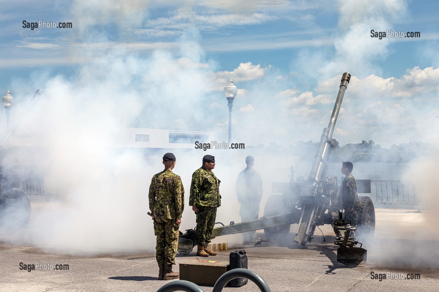 TIR DE 21 COUPS DE CANON DES FORCES ARMEES CANADIENNES POUR L'ANNIVERSAIRE DU CANADA, PROMENADE DU VIEUX PORT, MONTREAL, QUEBEC, CANADA 