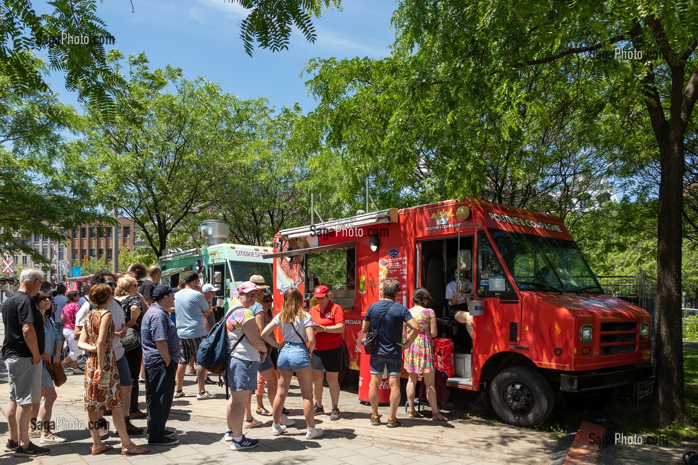 AFFLUENCE SUR LES FOOD TRUCKS, CAMION D'ALIMENTATION POUTINE ET COMPAGNIE, PROMENADE DU VIEUX PORT, MONTREAL, QUEBEC, CANADA 
