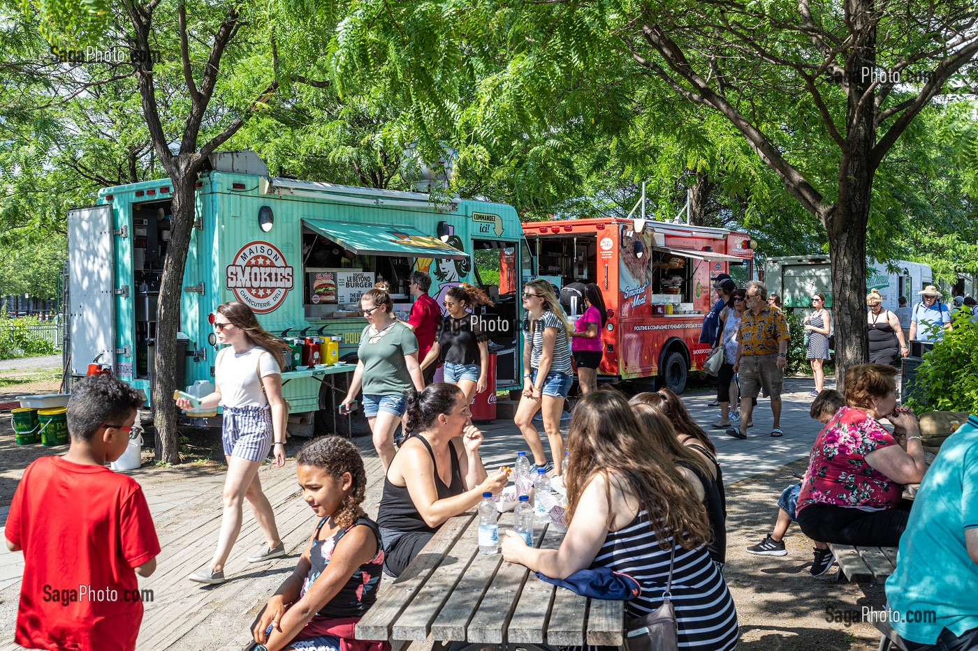 AFFLUENCE SUR LES FOOD TRUCKS, CAMION D'ALIMENTATION (POUTINES ET HAMBURGERS), PROMENADE DU VIEUX PORT, MONTREAL, QUEBEC, CANADA 