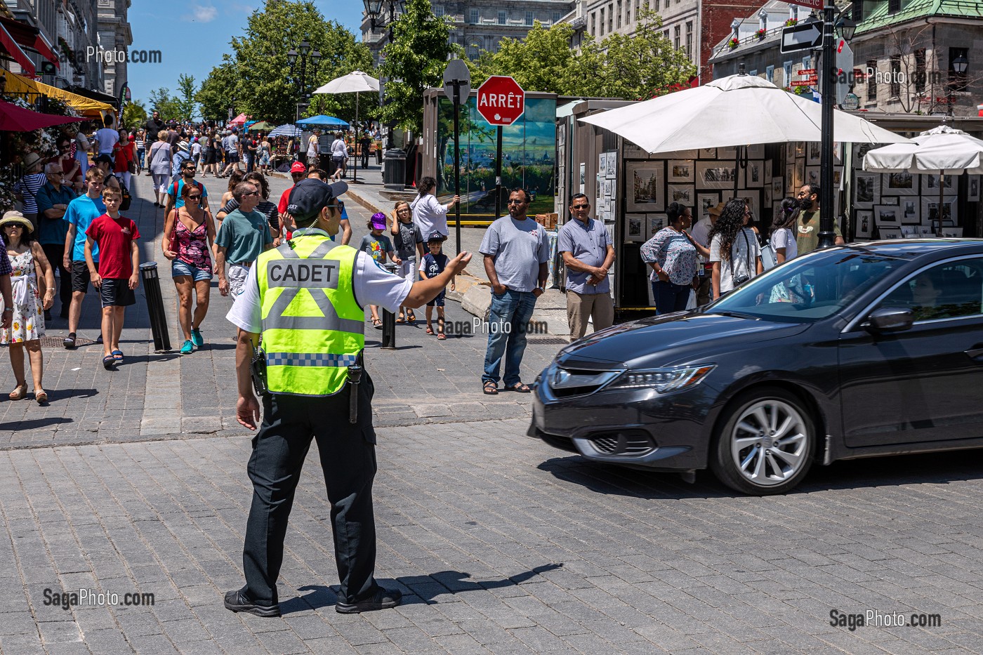 JEUNE CADET DE LA POLICE AFFECTE A LA CIRCULATION, REGULATION DU TRAFIC DES VOITURES, RUE DE LA COMMUNE, MONTREAL, QUEBEC, CANADA 