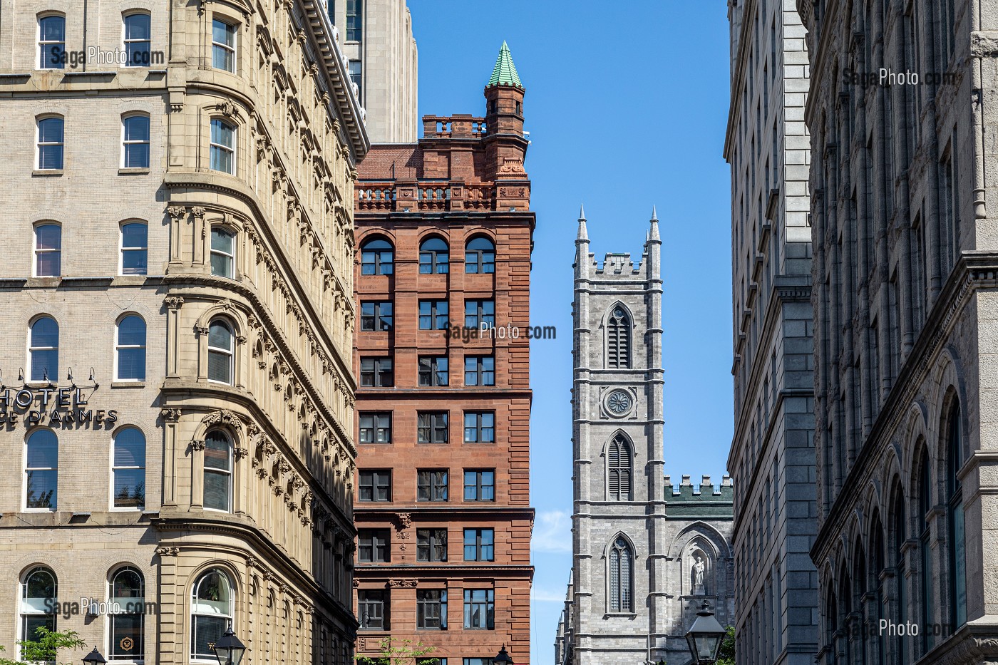 LES IMMEUBLES DE LA VIEILLE VILLE ET TOUR DE LA CATHEDRALE, MONTREAL, QUEBEC, CANADA 