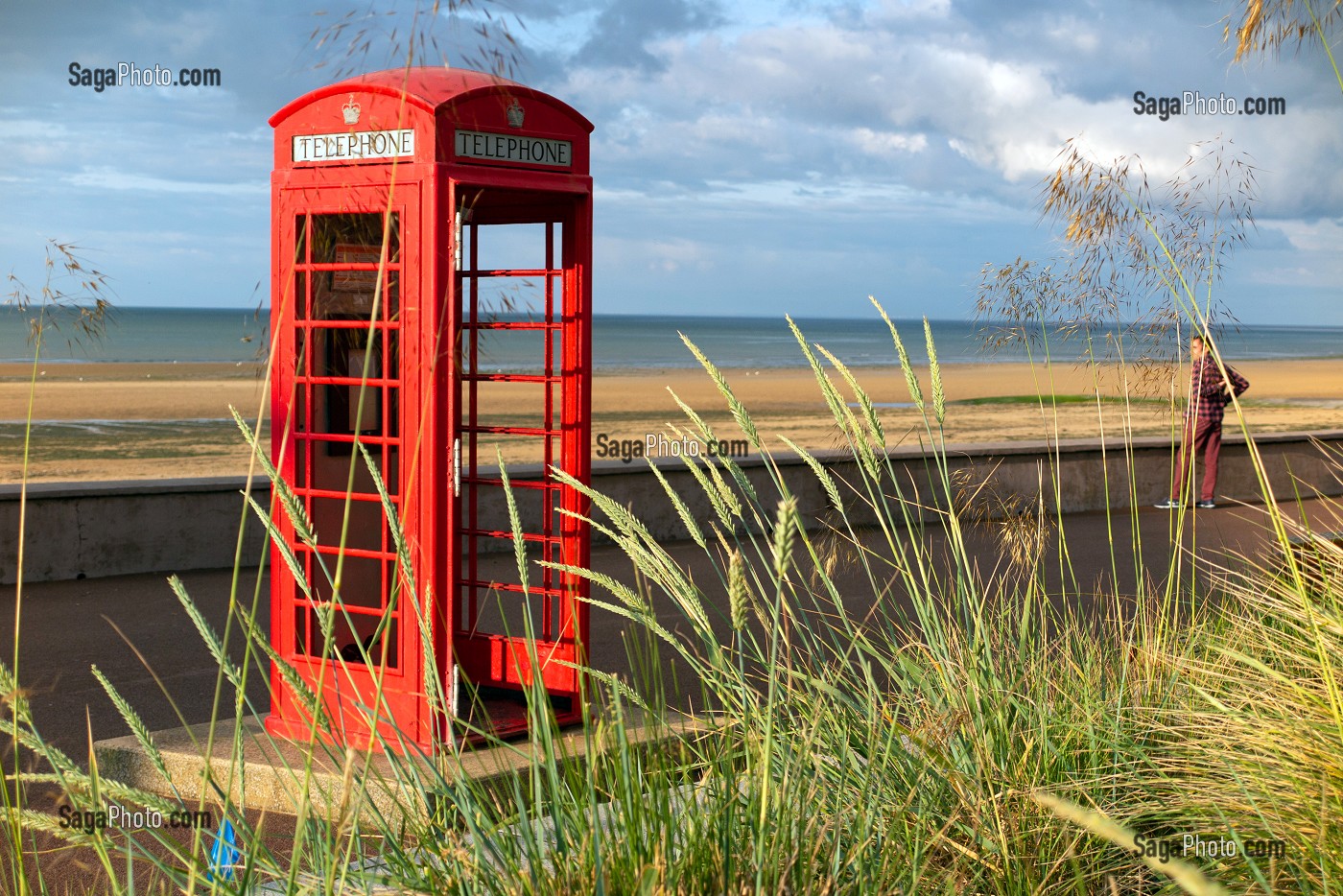 CABINE TELEPHONIQUE ROUGE ANGLAISE, PROMENADE DARTMOUTH, BORD DE MER, COURSEULLES-SUR-MER, CALVADOS, NORMANDIE, FRANCE 
