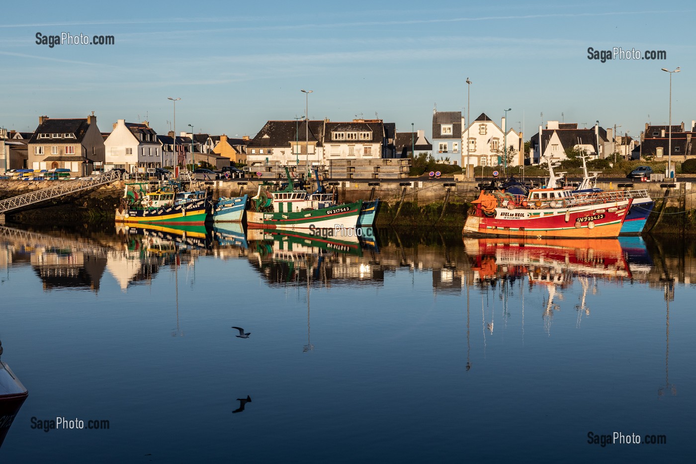 BATEAUX DE PECHEURS SUR LE PORT, QUAI DE LECHIAGAT, GUILVINEC, FINISTERE, BRETAGNE, FRANCE 