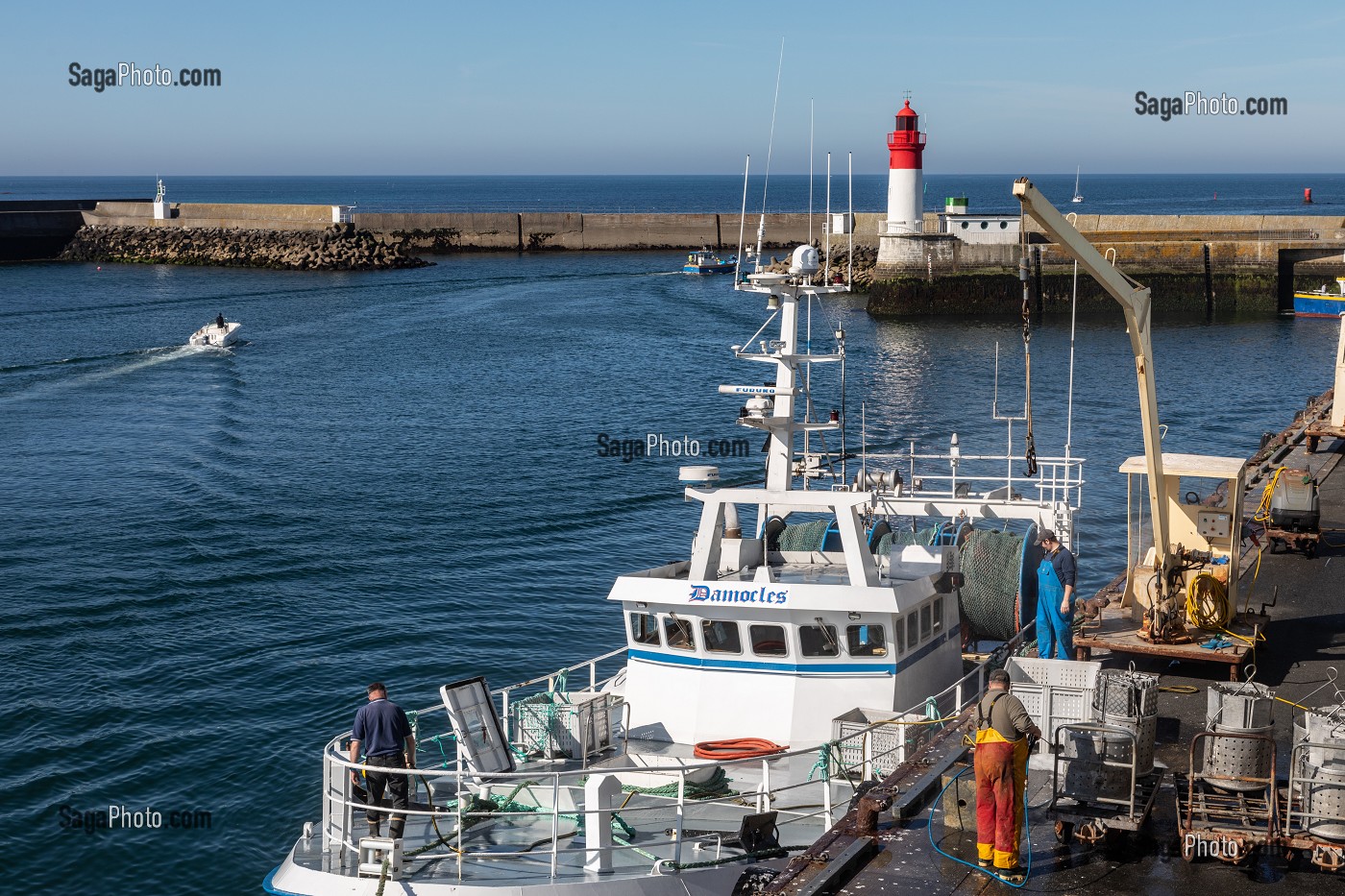 BATEAUX DE PECHEURS A LA DEBARQUE SUR LE PORT GUILVINEC, FINISTERE, BRETAGNE, FRANCE 