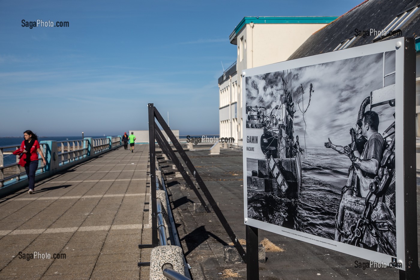 EXPOSITION PHOTOGRAPHIQUE SUR LE QUAI DEVANT LA CITE DE LA PECHE, PORT DU GUILVINEC, FINISTERE, BRETAGNE, FRANCE 