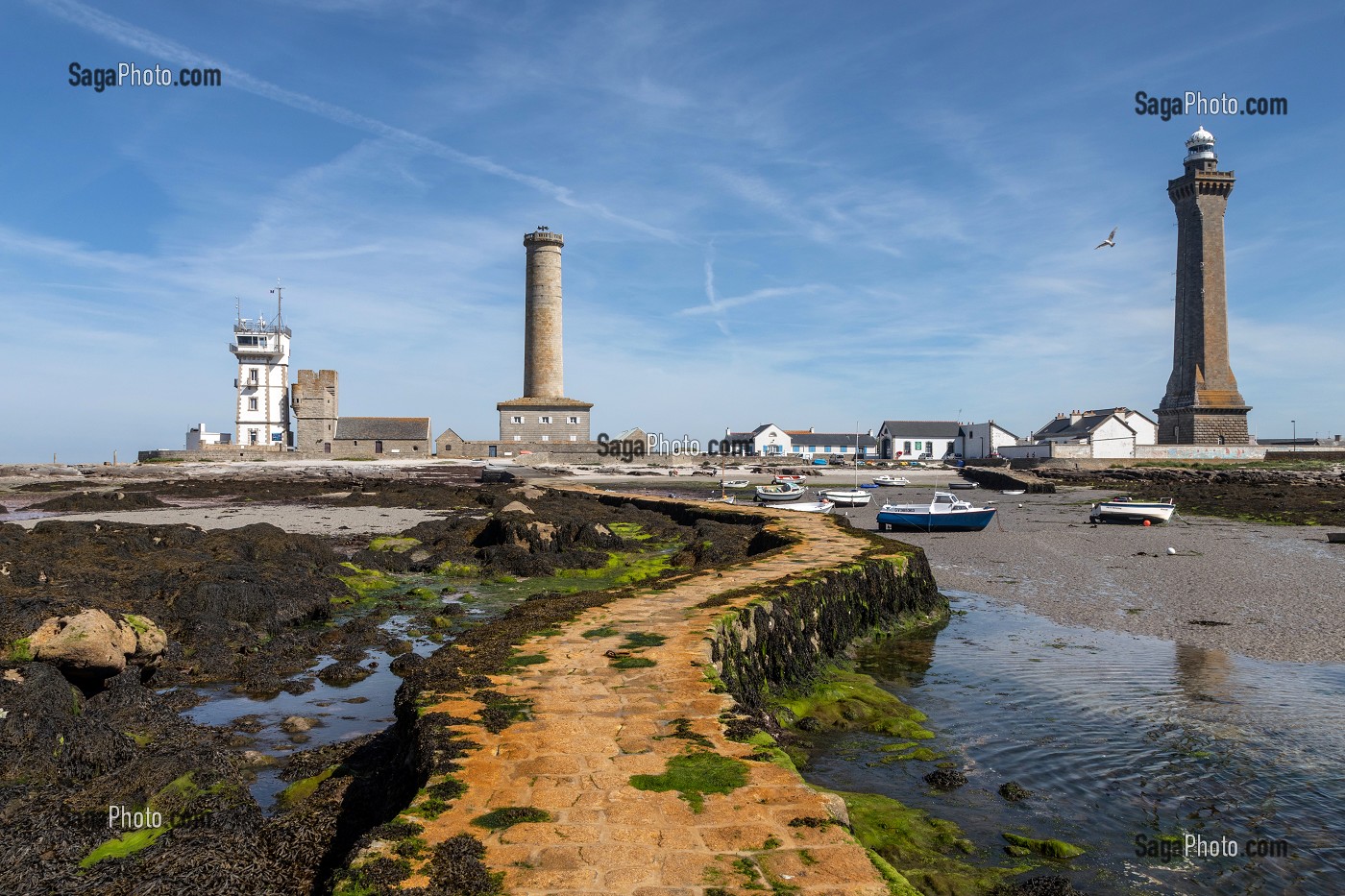 POINTE DE PENMARCH AVEC LE SEMAPHORE, LA CHAPELLE SAINT-PIERRE, LE VIEUX PHARE ET LE PHARE D'ECKMUHL, PENMARCH, FINISTERE, BRETAGNE, FRANCE 