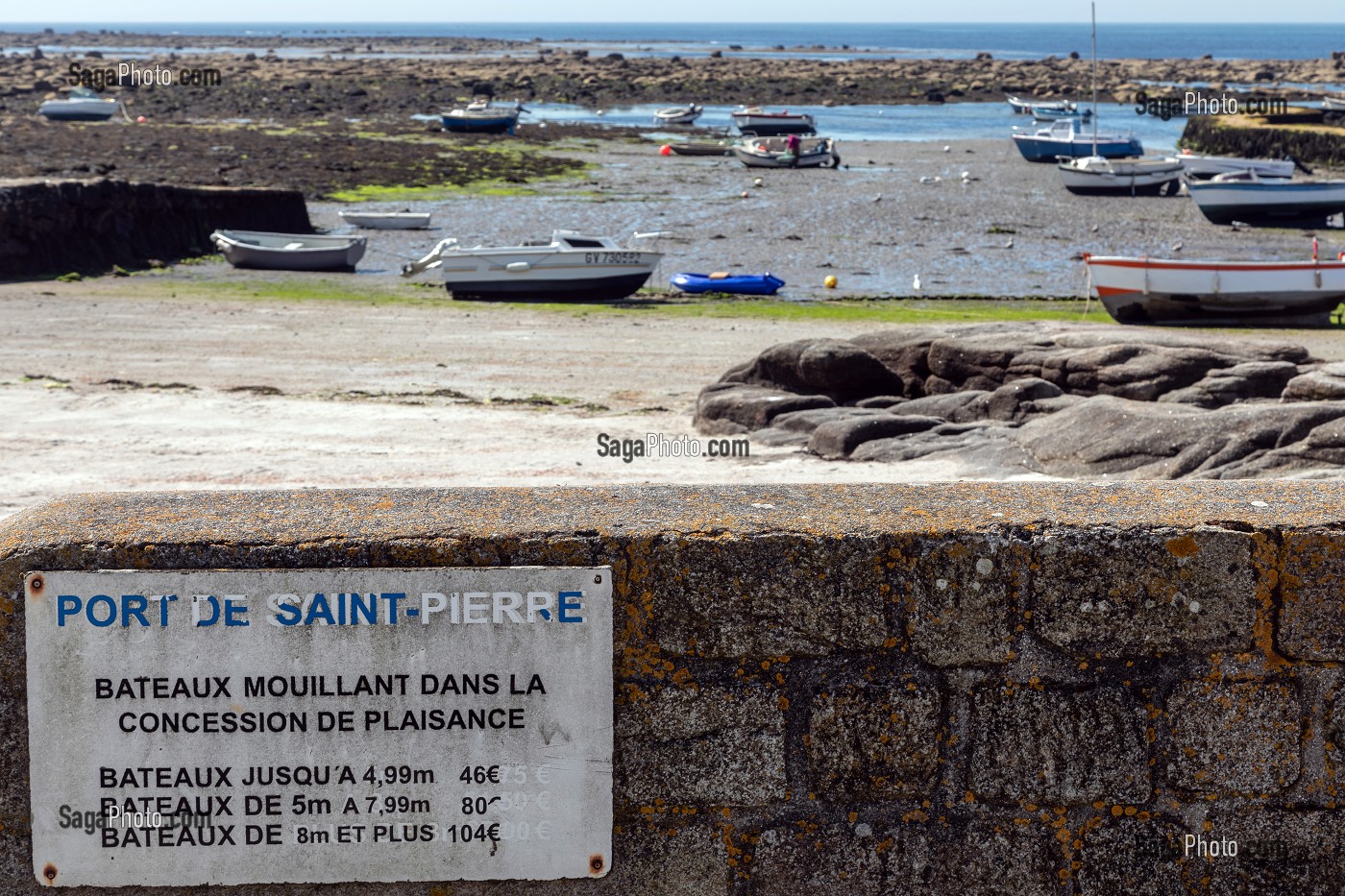 TARIF AU MOUILLAGE POUR LES BATEAUX, PORT DE SAINT-PIERRE DE LA POINTE DE PENMARCH, FINISTERE, BRETAGNE, FRANCE 