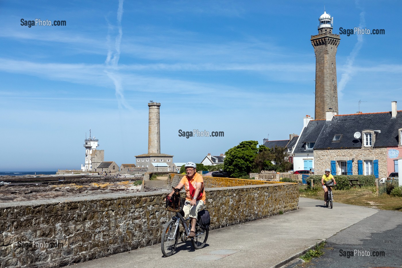 VELOS SUR LA PROMENADE BAPTISTE DUPUIS SUR LA POINTE DE PENMARCH AVEC LE SEMAPHORE, LA CHAPELLE SAINT-PIERRE, LE VIEUX PHARE ET LE PHARE D'ECKMUHL, PENMARCH, FINISTERE, BRETAGNE, FRANCE 