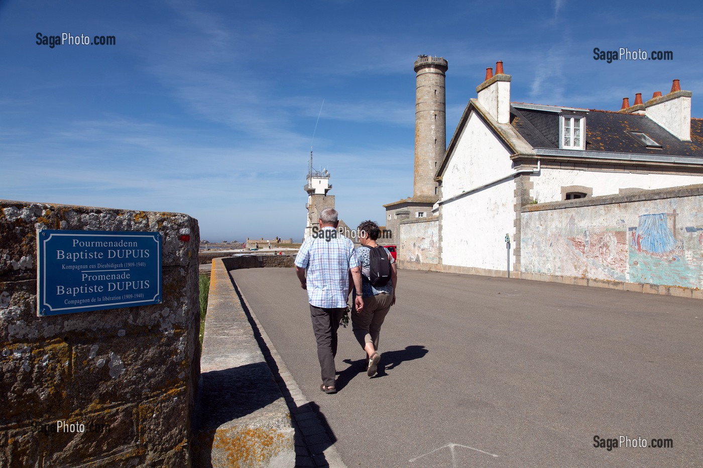 PROMENADE BAPTISTE DUPUIS SUR LA POINTE DE PENMARCH AVEC LE SEMAPHORE, LE VIEUX PHARE, PENMARCH, FINISTERE, BRETAGNE, FRANCE 