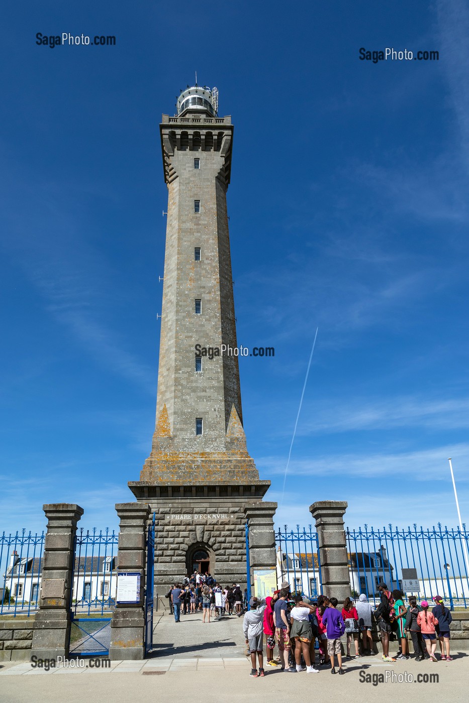 TOURISTES EN VISITE, PHARE D'ECKMUHL, PENMARCH, FINISTERE, BRETAGNE, FRANCE 