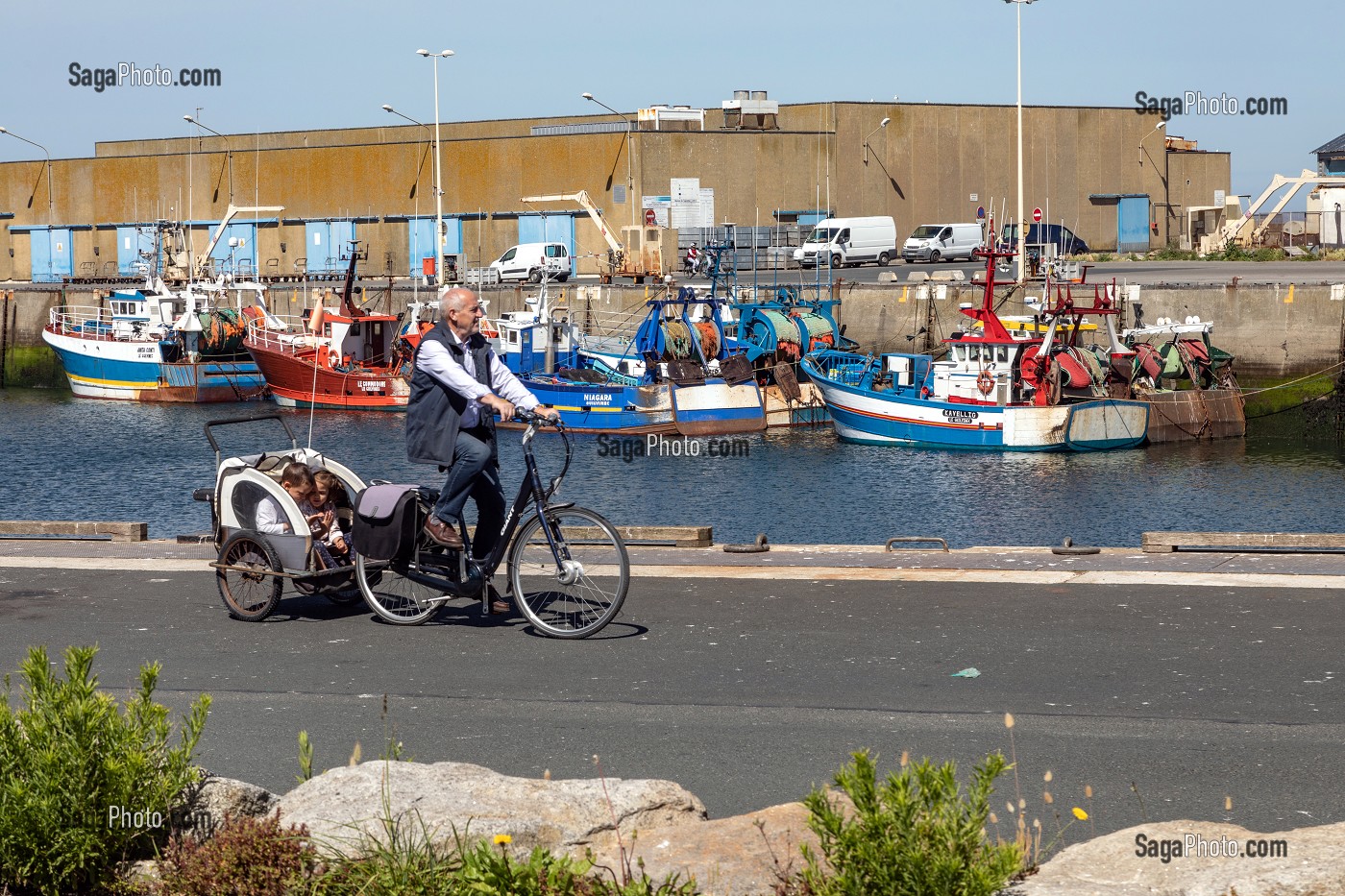 GRAND-PERE ET SES PETITS-ENFANTS, PORT DE SAINT-GUENOLE, PENMARCH, FINISTERE, BRETAGNE, FRANCE 