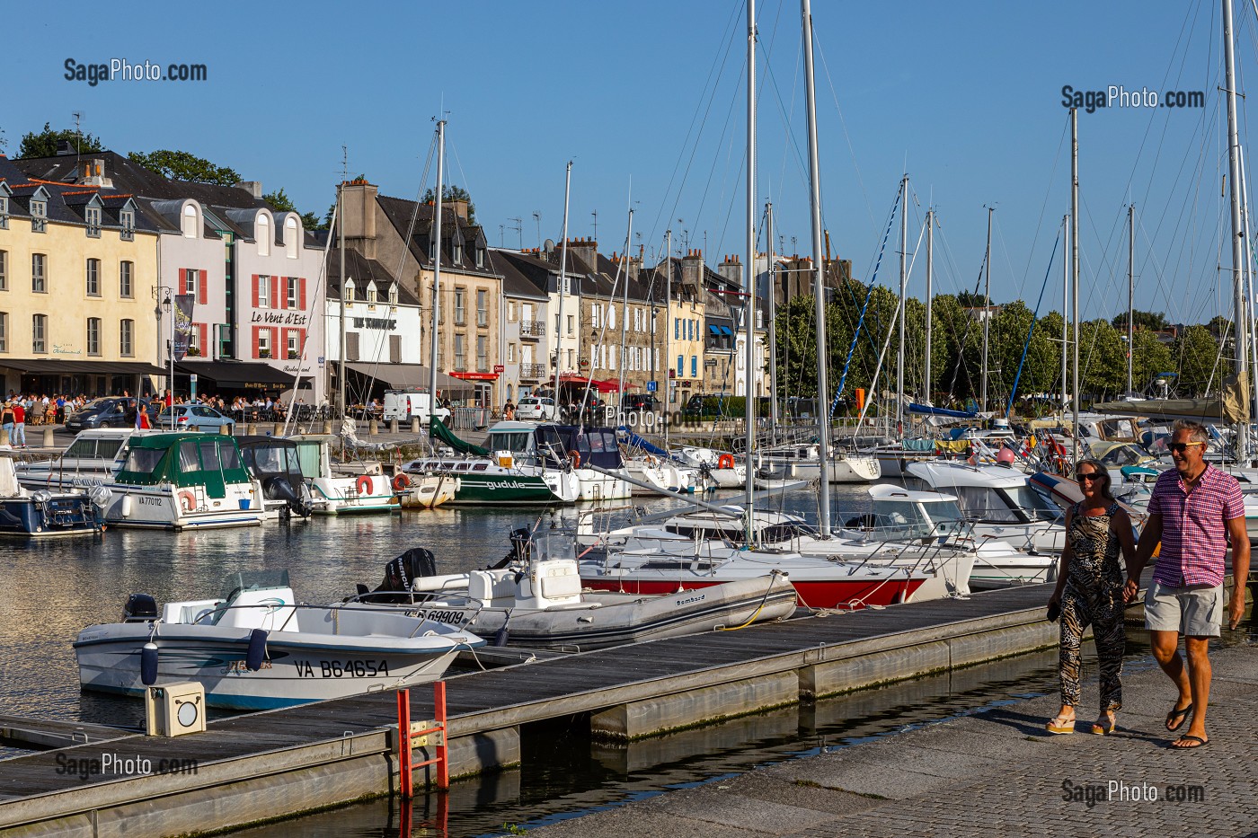 BALADE SUR LES QUAIS DU PORT DE PLAISANCE DE LA VILLE DE VANNES, MORBIHAN, BRETAGNE, FRANCE 