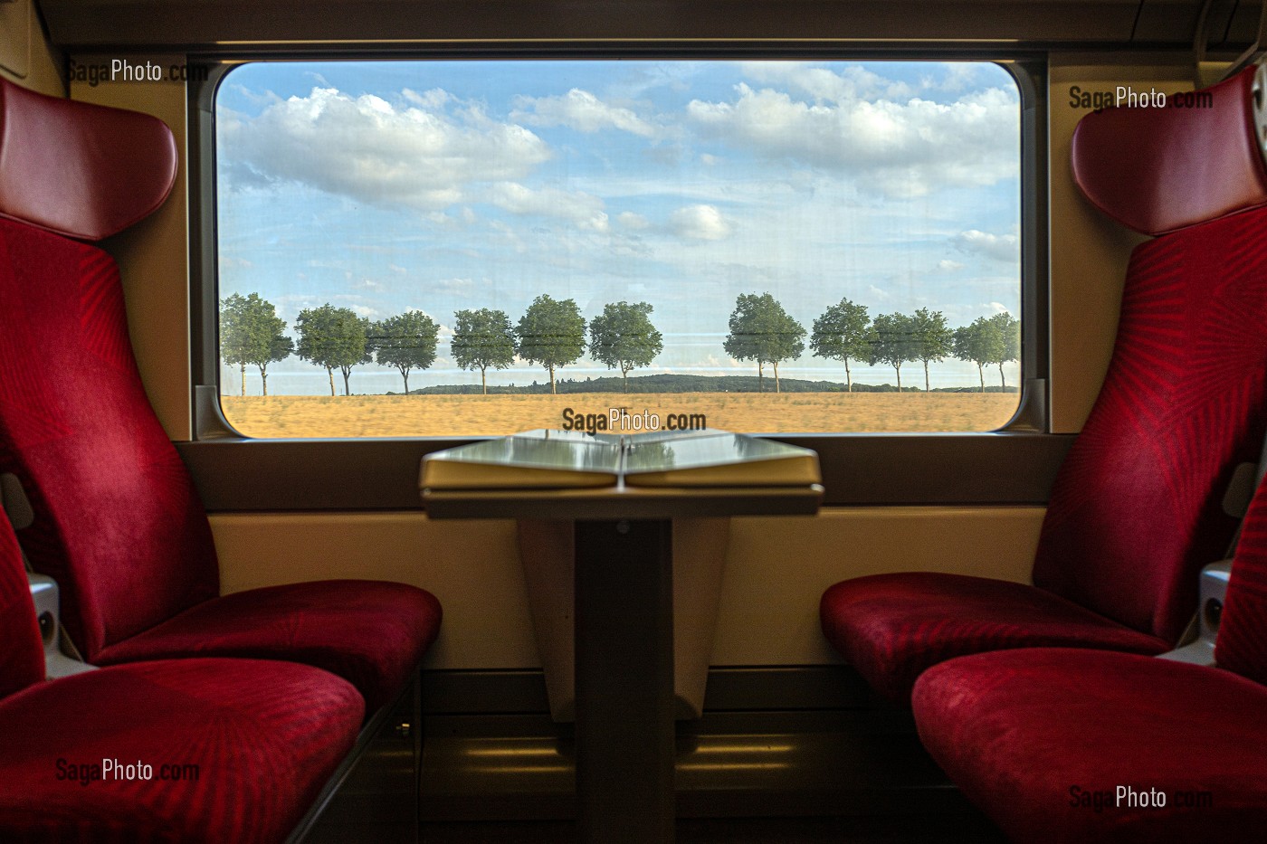 PAYSAGE DE LA BEAUCE, VOYAGE EN TRAIN SUR LA LIGNE SNCF PARIS-GRANVILLE 