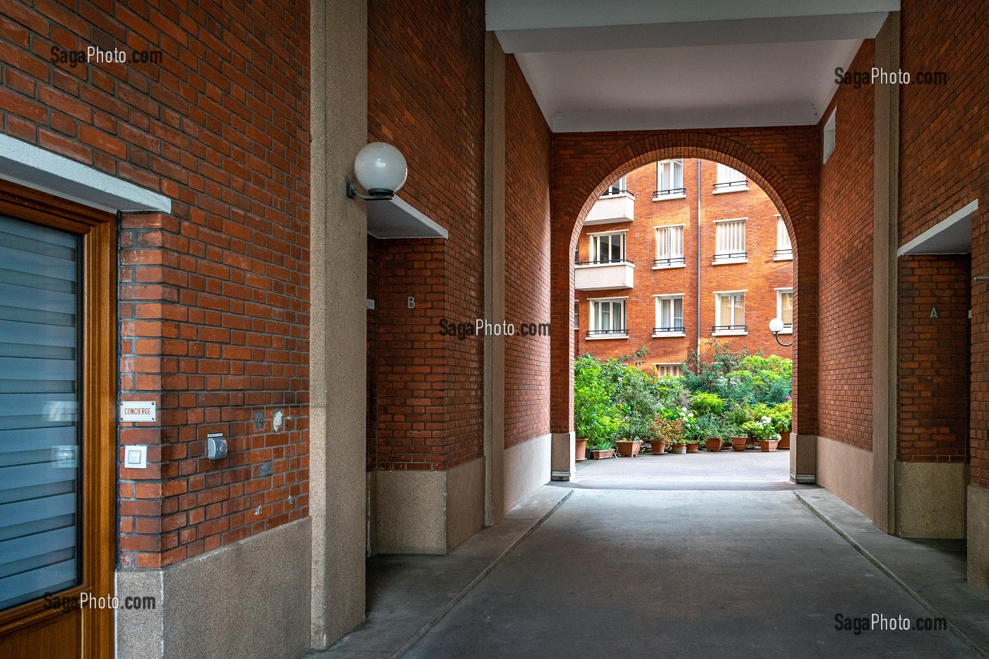 LOGE DU CONCIERGE, ENTREE D'IMMEUBLE EN COPROPRIETE ET COUR INTERIEURE, BOULEVARD PASTEUR, 15 EME ARRONDISSEMENT, PARIS, FRANCE 