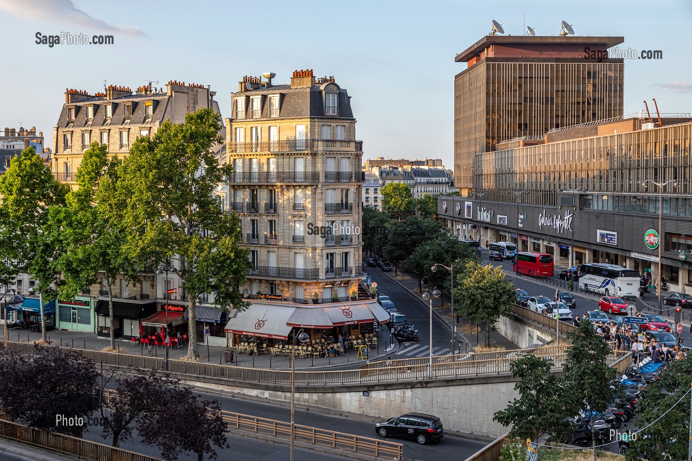 CAFE RESTAURANT CANTAL 15 ET GALERIE LAFAYETTE, RUE DE L'ARRIVEE ET AVENUE DU MAINE, QUARTIER DE LA TOUR MONTPARNASSE, 15 EME ARRONDISSEMENT, PARIS, FRANCE 