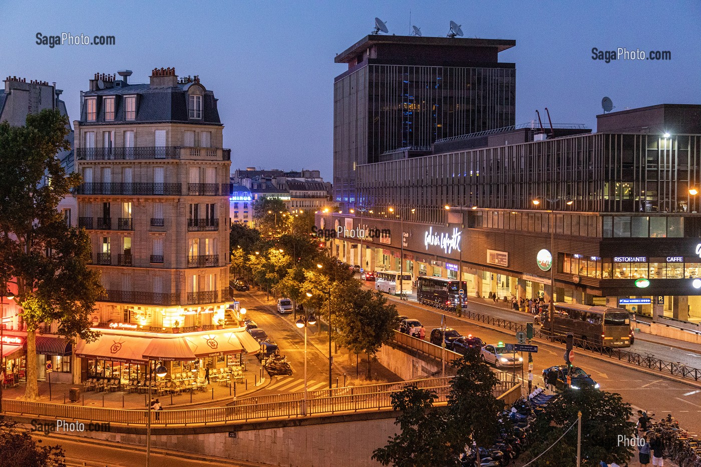 CAFE RESTAURANT CANTAL 15 ET GALERIE LAFAYETTE, DE NUIT, RUE DE L'ARRIVEE ET AVENUE DU MAINE, QUARTIER DE LA TOUR MONTPARNASSE, 15 EME ARRONDISSEMENT, PARIS, FRANCE 