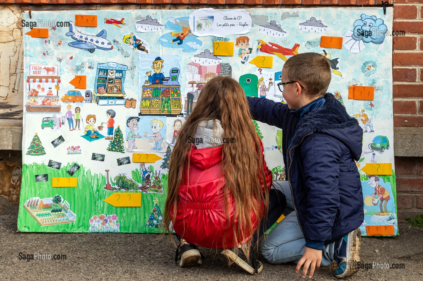 FRESQUE PARTICIPATIVE SUR LA VILLE DE FUTUR, REALISEE PAR LES ENFANTS DE LA CLASSE DE CP, ECOLE PRIMAIRE DE RUGLES, EURE, NORMANDIE, FRANCE 