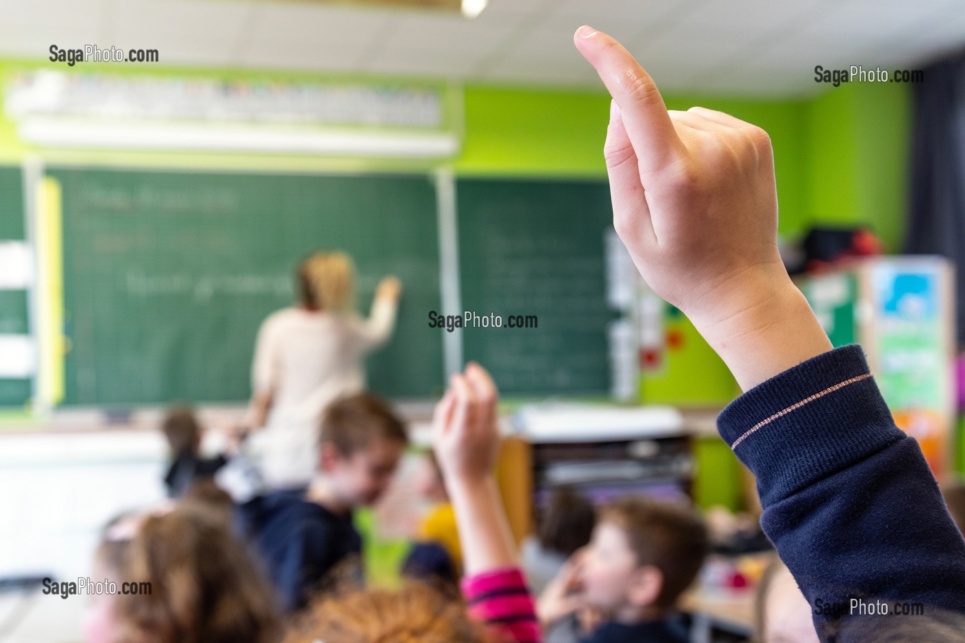 ELEVE LEVANT DOIGT, CLASSE D'ECOLE PRIMAIRE DE LA VILLE DE RUGLES, EURE, NORMANDIE, FRANCE 