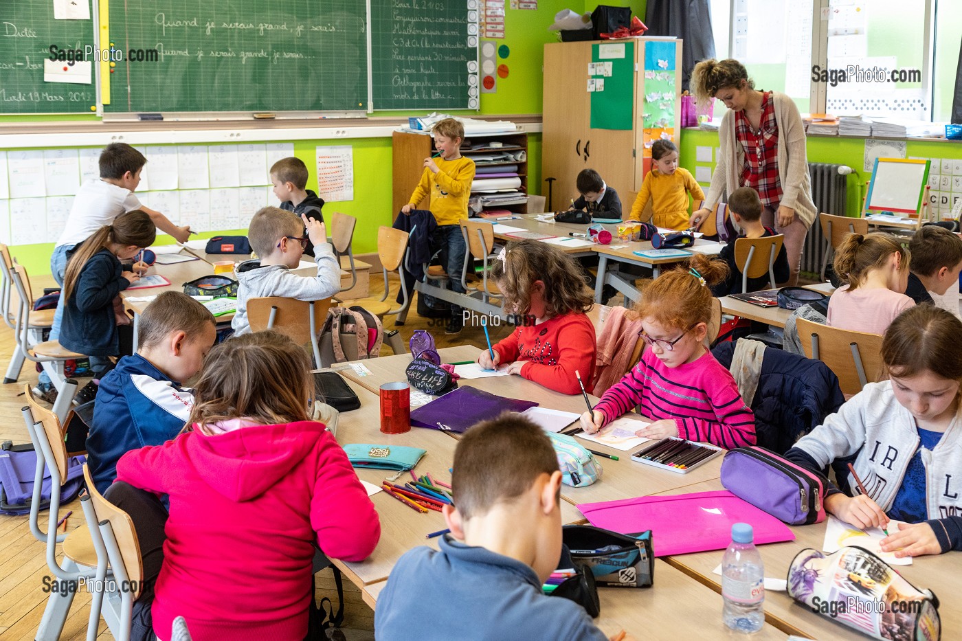 LES ELEVES DANS LA CLASSE DE CP, CE1, ECOLE PRIMAIRE DE LA VILLE DE RUGLES, EURE, NORMANDIE, FRANCE 