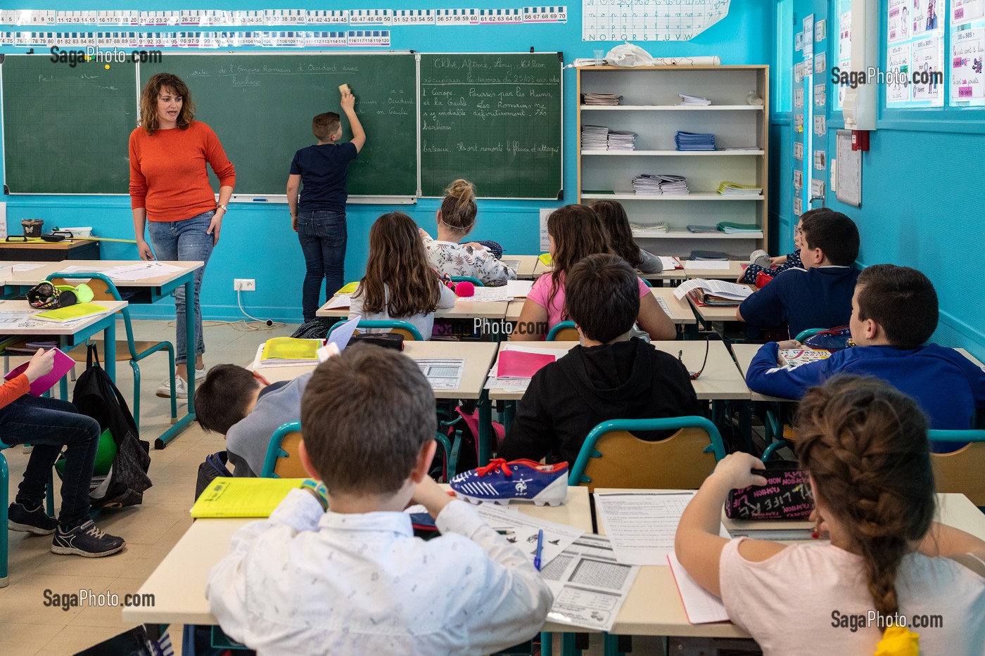 PROFESSEURE DES ECOLES DANS SA SALLE DE CLASSE, ECOLE PRIMAIRE DE LA VILLE DE RUGLES, EURE, NORMANDIE, FRANCE 