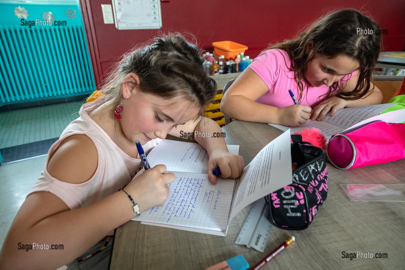 ELEVES AU TRAVAIL D'ECRITURE, CLASSE D'ECOLE PRIMAIRE DE LA VILLE DE RUGLES, EURE, NORMANDIE, FRANCE 