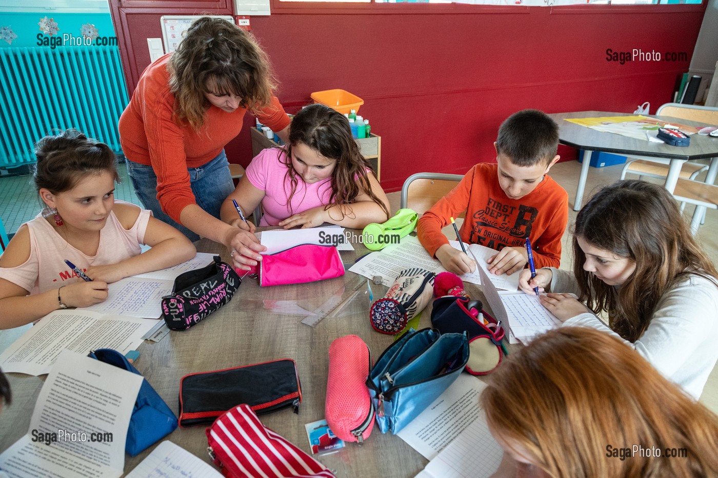 TRAVAIL DE GROUPE EN CLASSE, CLASSE D'ECOLE PRIMAIRE DE LA VILLE DE RUGLES, EURE, NORMANDIE, FRANCE 