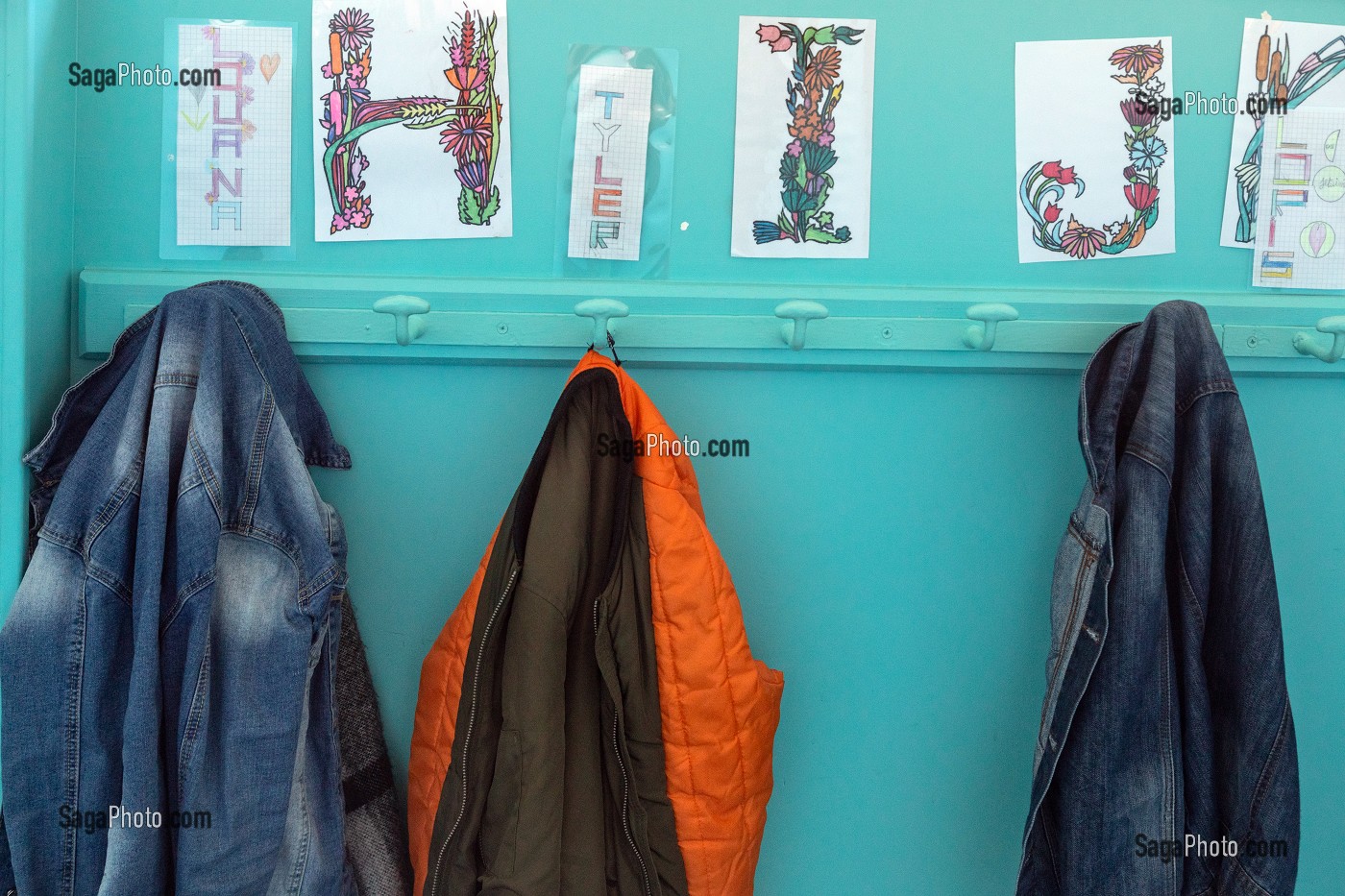 VESTIAIRE ET PORTE MANTEAUX, CLASSE D'ECOLE PRIMAIRE DE LA VILLE DE RUGLES, EURE, NORMANDIE, FRANCE 