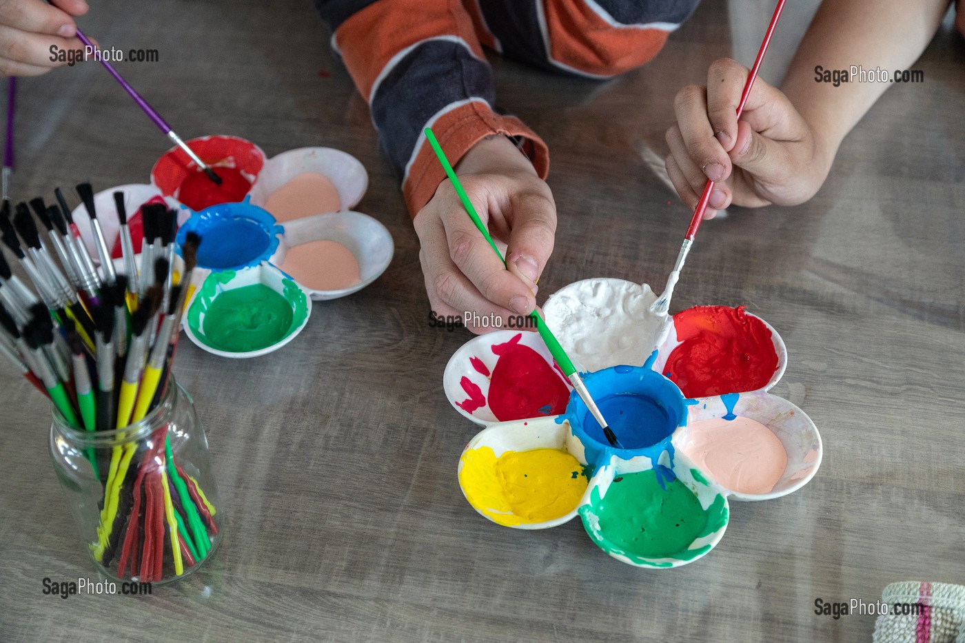 ATELIER PEINTURE ET ARTS GRAPHIQUES, CLASSE D'ECOLE PRIMAIRE DE LA VILLE DE RUGLES, EURE, NORMANDIE, FRANCE 