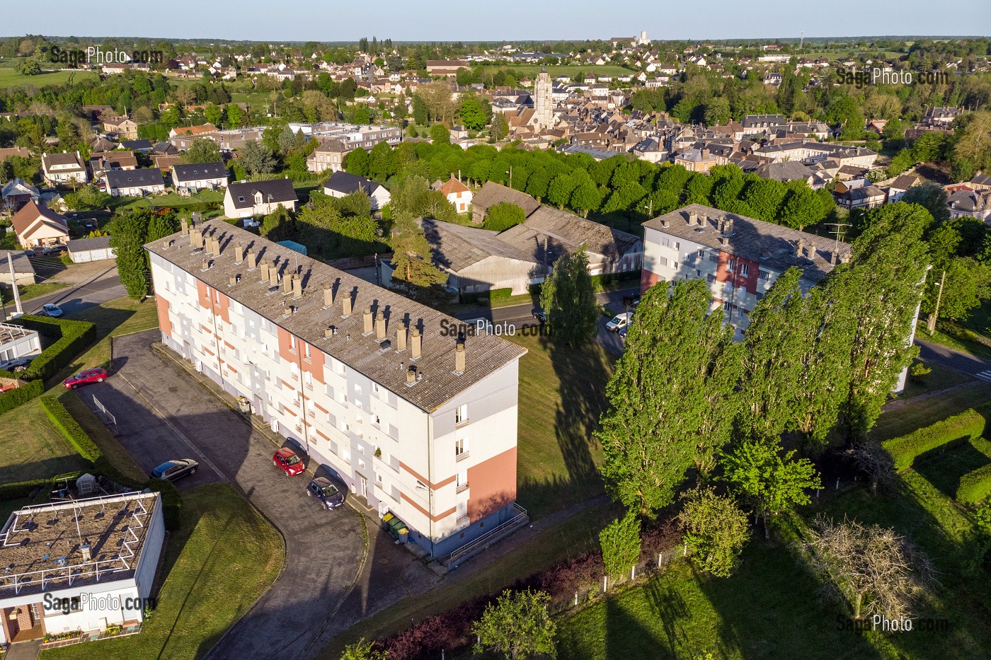 HLM, IMMEUBLE D'HABITATION A LOYER MODERE, VUE AERIENNE DE LA VILLE DE RUGLES, EURE, NORMANDIE, FRANCE 