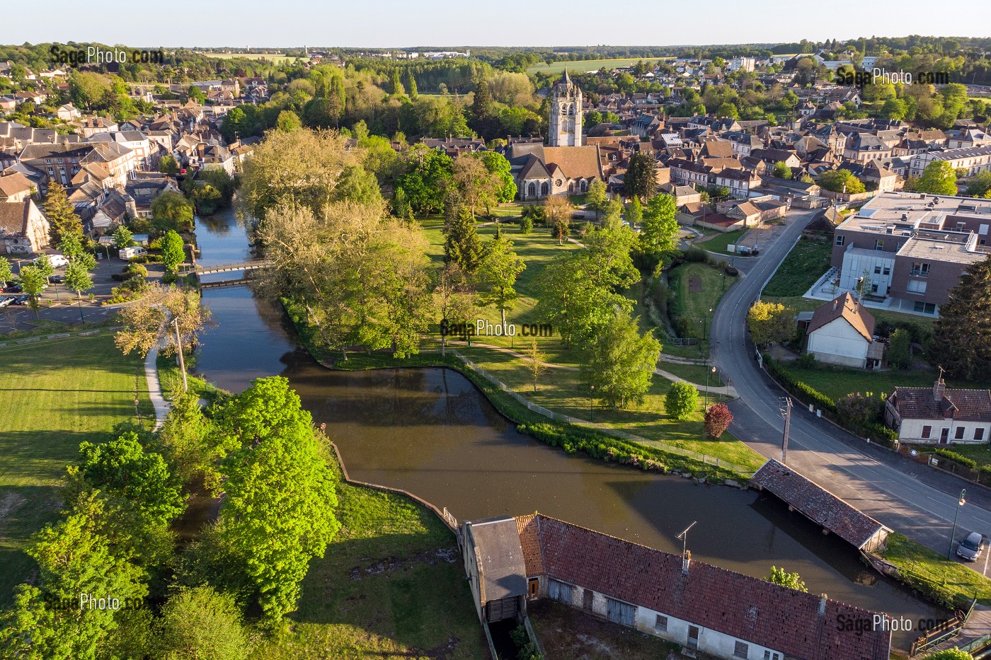 VUE AERIENNE DE LA VILLE DE RUGLES TRAVERSEE PAR LA RISLE, EURE, NORMANDIE, FRANCE 