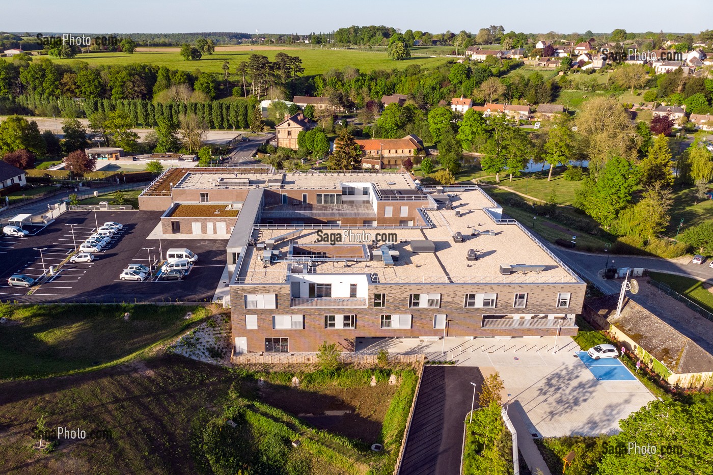 MAISON DE RETRAITE EHPAD ANDRE COUTURIER, VUE AERIENNE DE LA VILLE DE RUGLES, EURE, NORMANDIE, FRANCE 