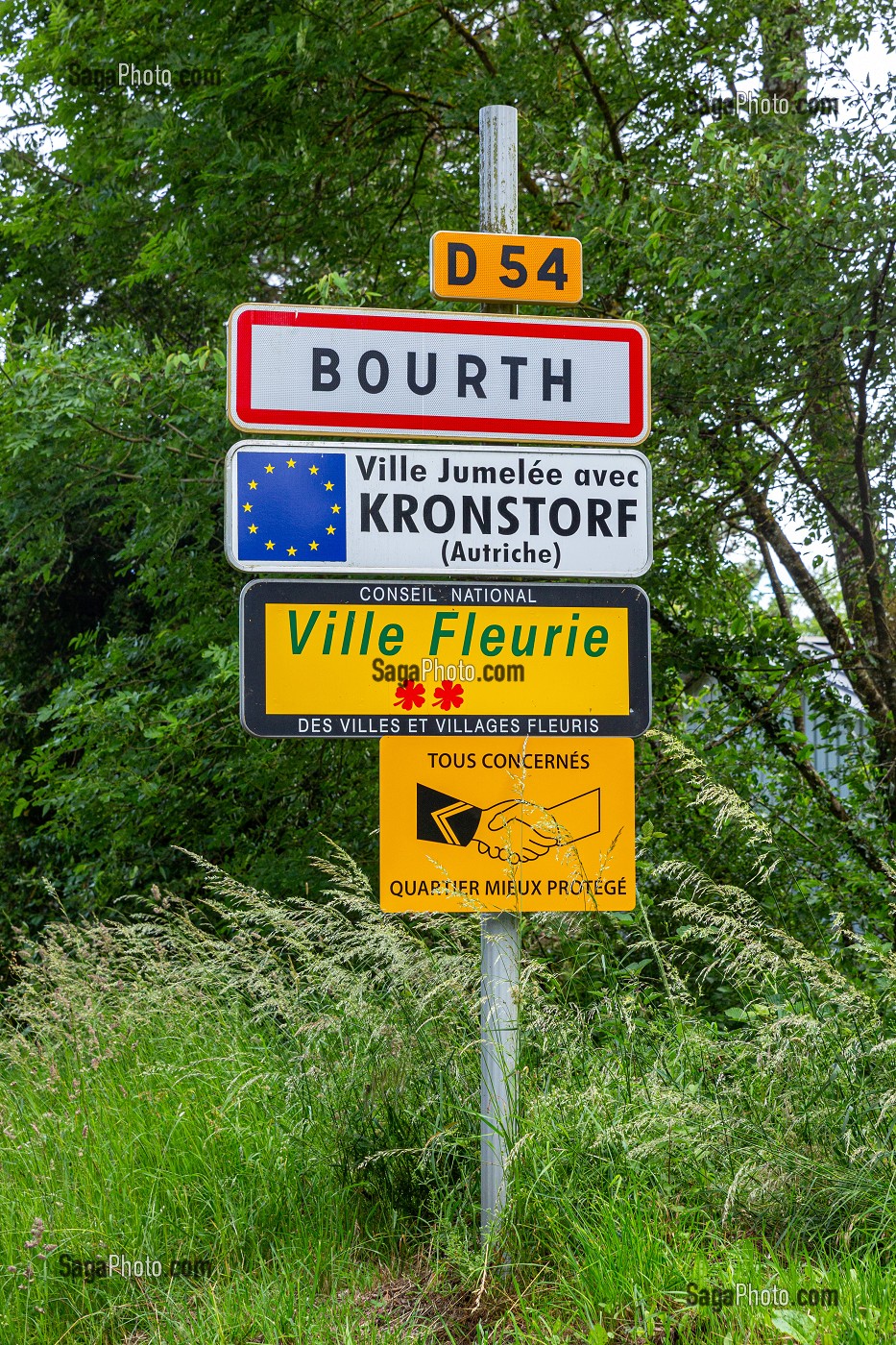 PANNEAUX D'ENTREE DE LA COMMUNE, VILLE JUMELEE AVEC KRONSTORF EN AUTRICHE, VILLE FLEURIE, CHARTE TOUS CONCERNES ET QUARTIER MIEUX PROTEGE, BOURTH, EURE, NORMANDIE, FRANCE 