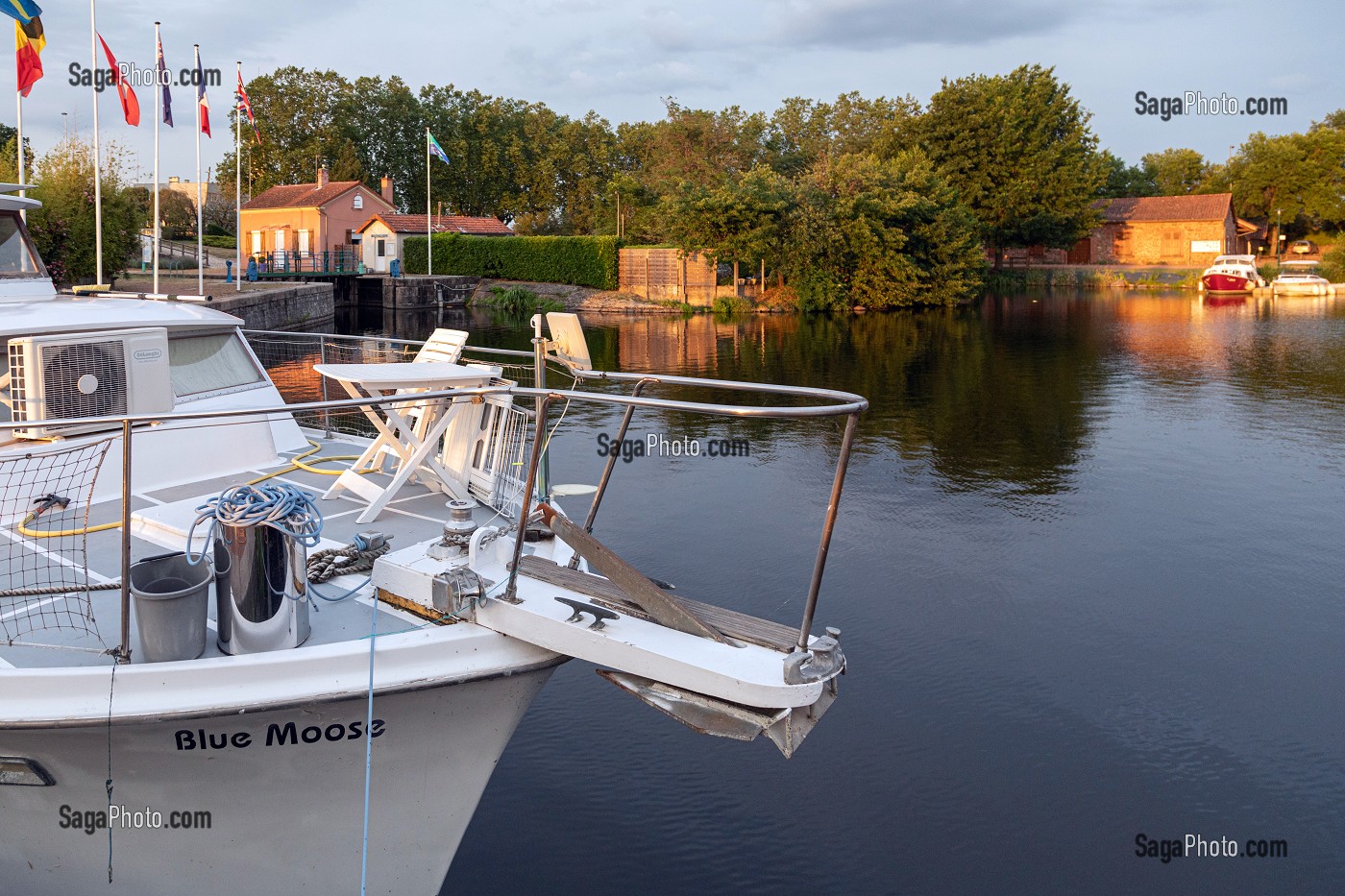 BATEAUX A QUAI, PORT DE PLAISANCE EN CENTRE-VILLE, PORT FLUVIAL DU CANAL ROANNE-DIGOIN, ROANNE, LOIRE, FRANCE 