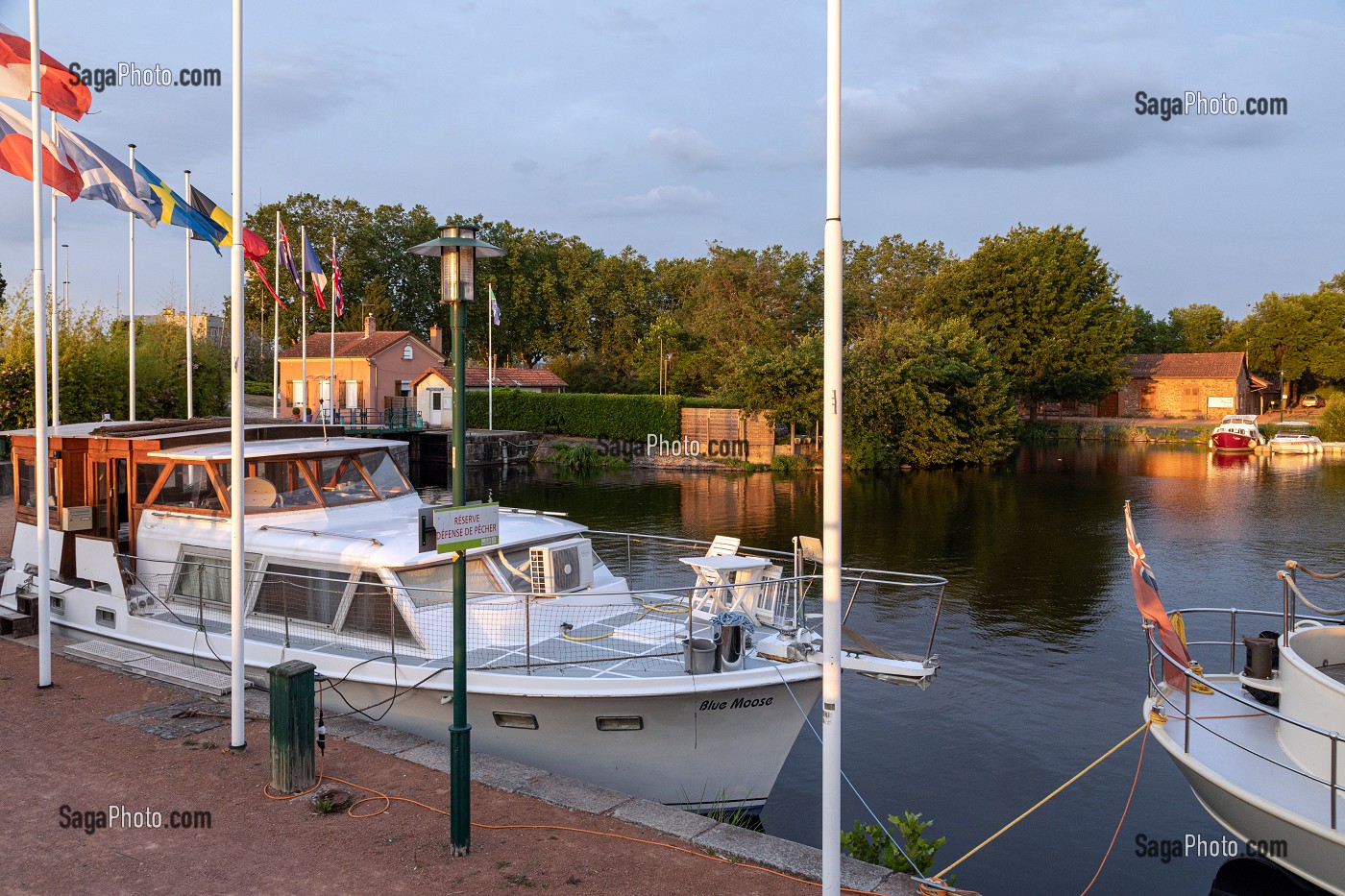 BATEAUX A QUAI, PORT DE PLAISANCE EN CENTRE-VILLE, PORT FLUVIAL DU CANAL ROANNE-DIGOIN, ROANNE, LOIRE, FRANCE 