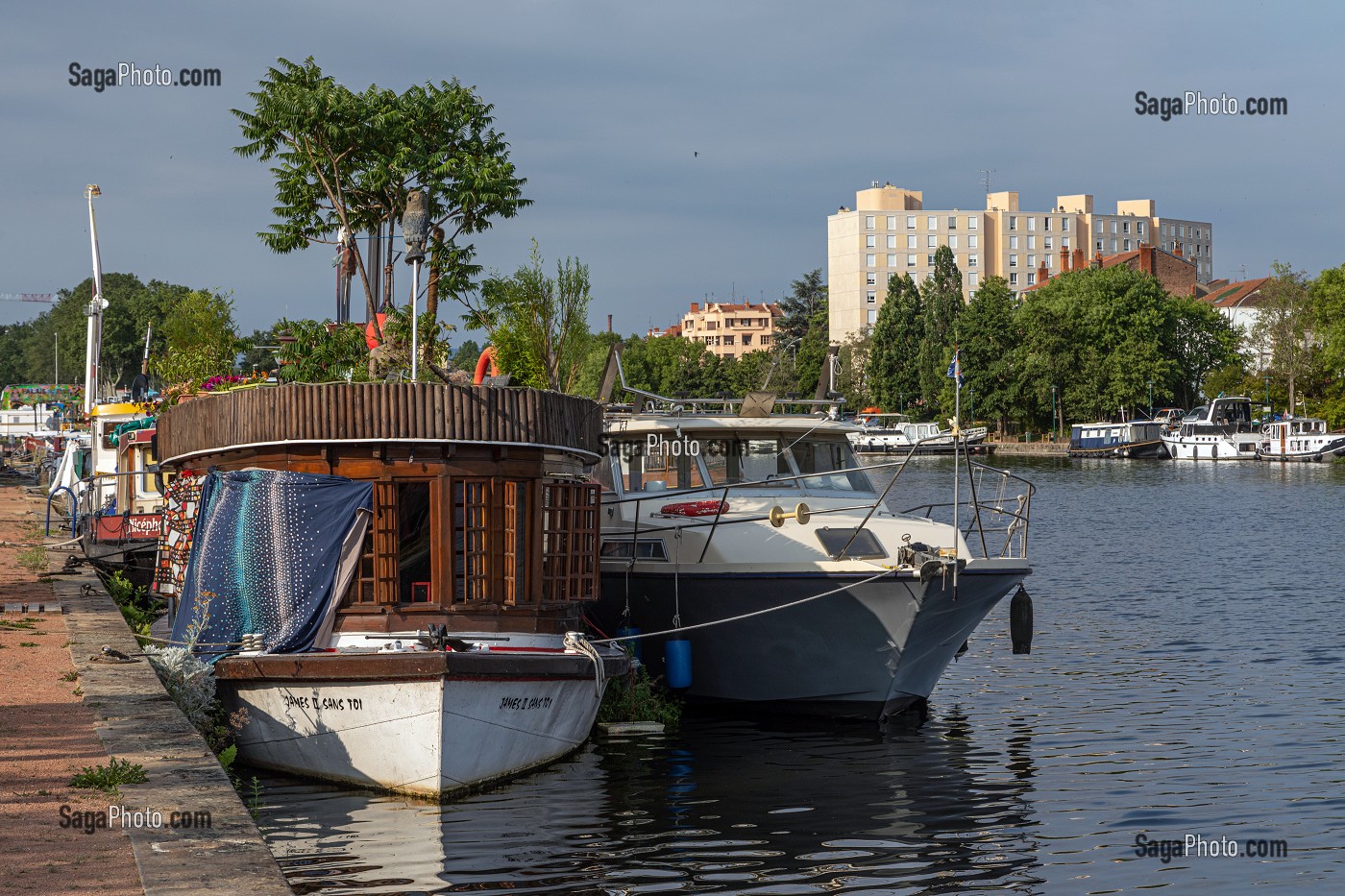 BATEAUX A QUAI, PORT DE PLAISANCE EN CENTRE-VILLE, PORT FLUVIAL DU CANAL ROANNE-DIGOIN, ROANNE, LOIRE, FRANCE 