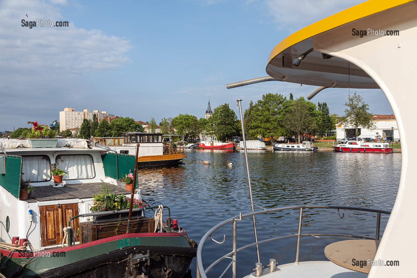 BATEAUX A QUAI, PORT DE PLAISANCE EN CENTRE-VILLE, PORT FLUVIAL DU CANAL ROANNE-DIGOIN, ROANNE, LOIRE, FRANCE 