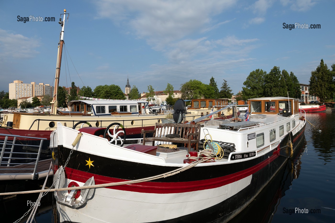 BATEAUX A QUAI, PORT DE PLAISANCE EN CENTRE-VILLE, PORT FLUVIAL DU CANAL ROANNE-DIGOIN, ROANNE, LOIRE, FRANCE 