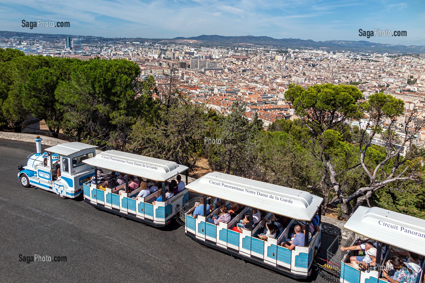 PETIT TRAIN TOURISTIQUE SUR LE CIRCUIT PANORAMIQUE DE NOTRE-DAME DE LA GARDE AVEC VUE SUR LE CENTRE-VILLE, MARSEILLE, BOUCHES-DU RHONE, FRANCE 