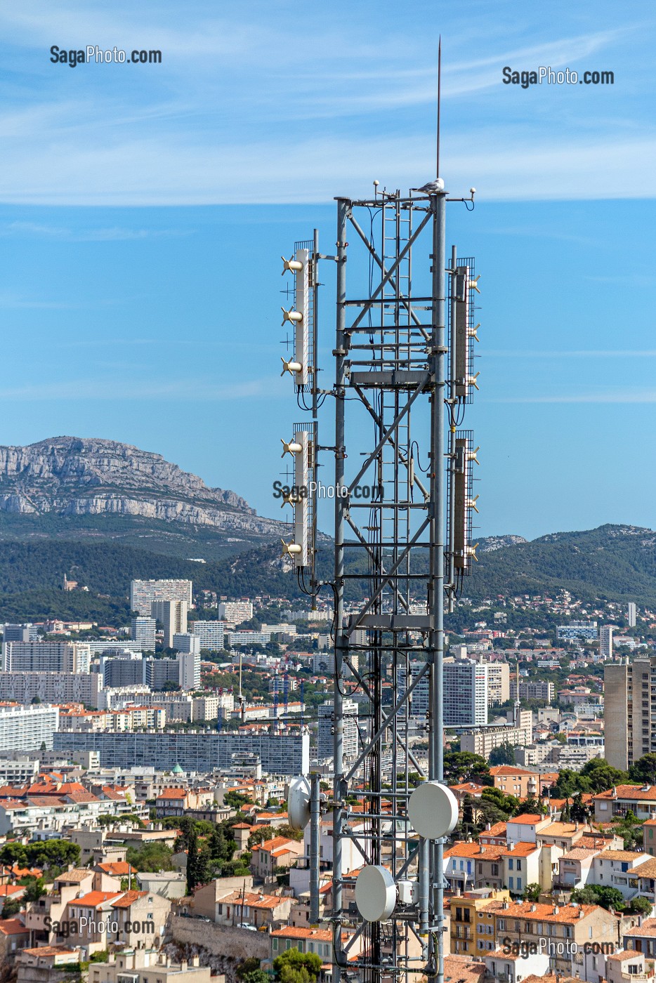 ANTENNE RELAIS TELEPHONIQUE POUR LE CENTRE-VILLE, MARSEILLE, BOUCHES-DU RHONE, FRANCE 